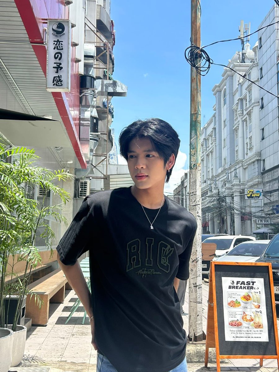 tintinmaikinpuk's tweet image. คนบ้าอะไรใส่เสื้อยืดเกงยีนส์ยังหล่อได้ขนาดนี้ #DORN #佑泷 #DornKhumraj
#NexT1DE_DORN #NexT1DE