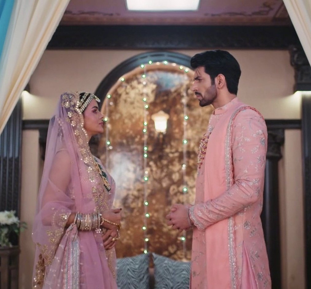 Not that I'm a shipper but they look so good together so I want them to post pics together in these two outfits. 

THE RARE MOMENTS OF TWINNING ✨