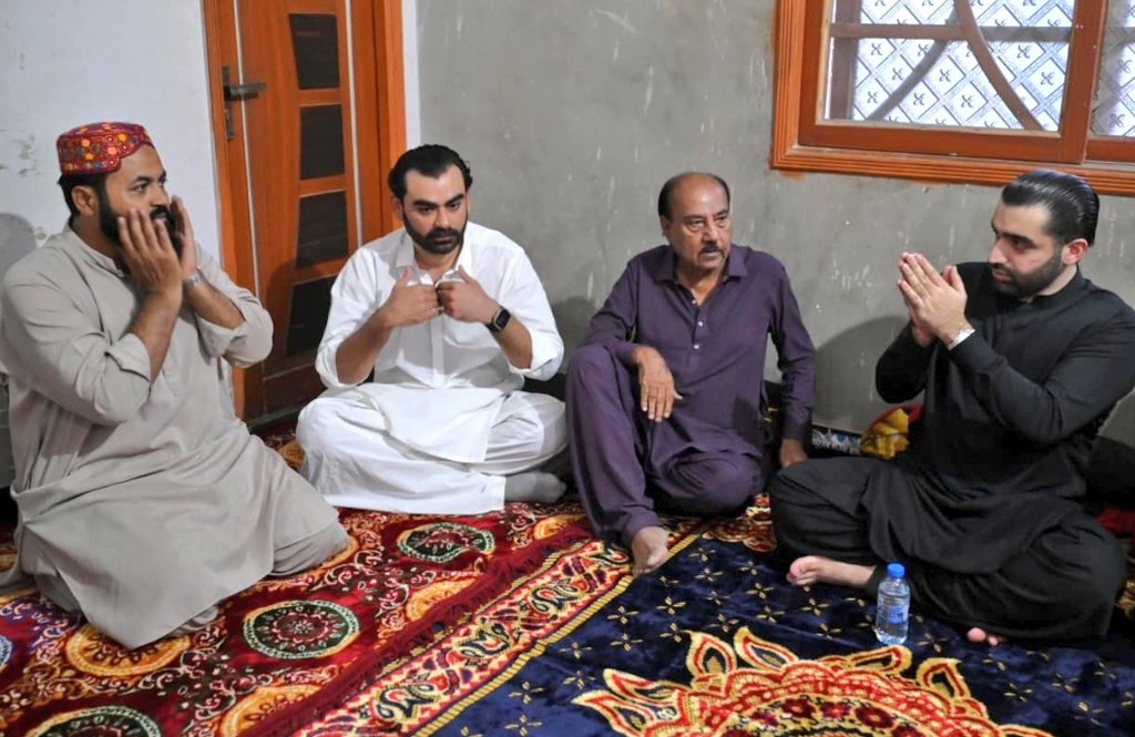 SajjadDetho3's tweet photo. پاکستان پیپلزپارٹی کے سینئر رہنما راول شرجیل میمن نے اپنے حلقہ پی ایس 61 میں انتقال کر جانے والے افراد کے گھروں پر جا کر تعزیت کی۔
انہوں نے اہلِ خانہ سے دلی ہمدردی کا اظہار کرتے ہوئے مرحومین کے درجات کی بلندی کے لیے دعا کی۔
@sharjeelinam @rawalsharjeel @Rawal_House1 https://t.co/qRN6g1BXRB
