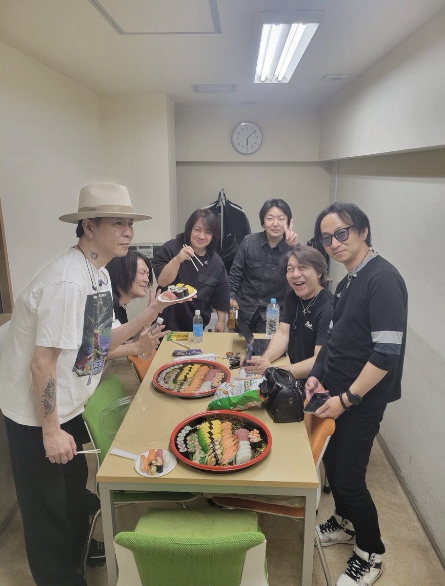 bass_marsuke's tweet image. L'luviaのリハで数時間前に主催者様の差入れの寿司を有名人と楽しく食べてたけど今一人でSAで1人海老天そばを食べてる…シュールだわ🤣（笑）
 #L'luvia