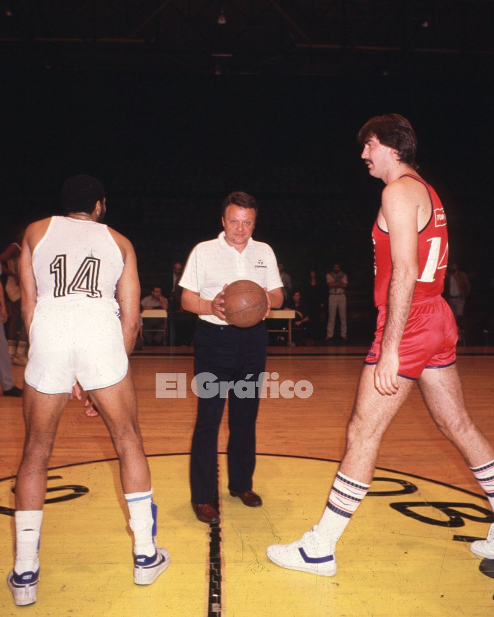 LigaNacional's tweet photo. ☝️ 🏀  A 41 años del salto inicial que cambió el básquet argentino 

🔙 Pacífico y Atenas jugaban el primer partido oficial en Bahía Blanca y minutos después, en Obras, iniciaba San Lorenzo vs. Argentino de Firmat con la presencia de León Najnudel.

📖 La creación de La Liga Nacional, un hito trascendental en la historia de nuestro deporte 🇦🇷