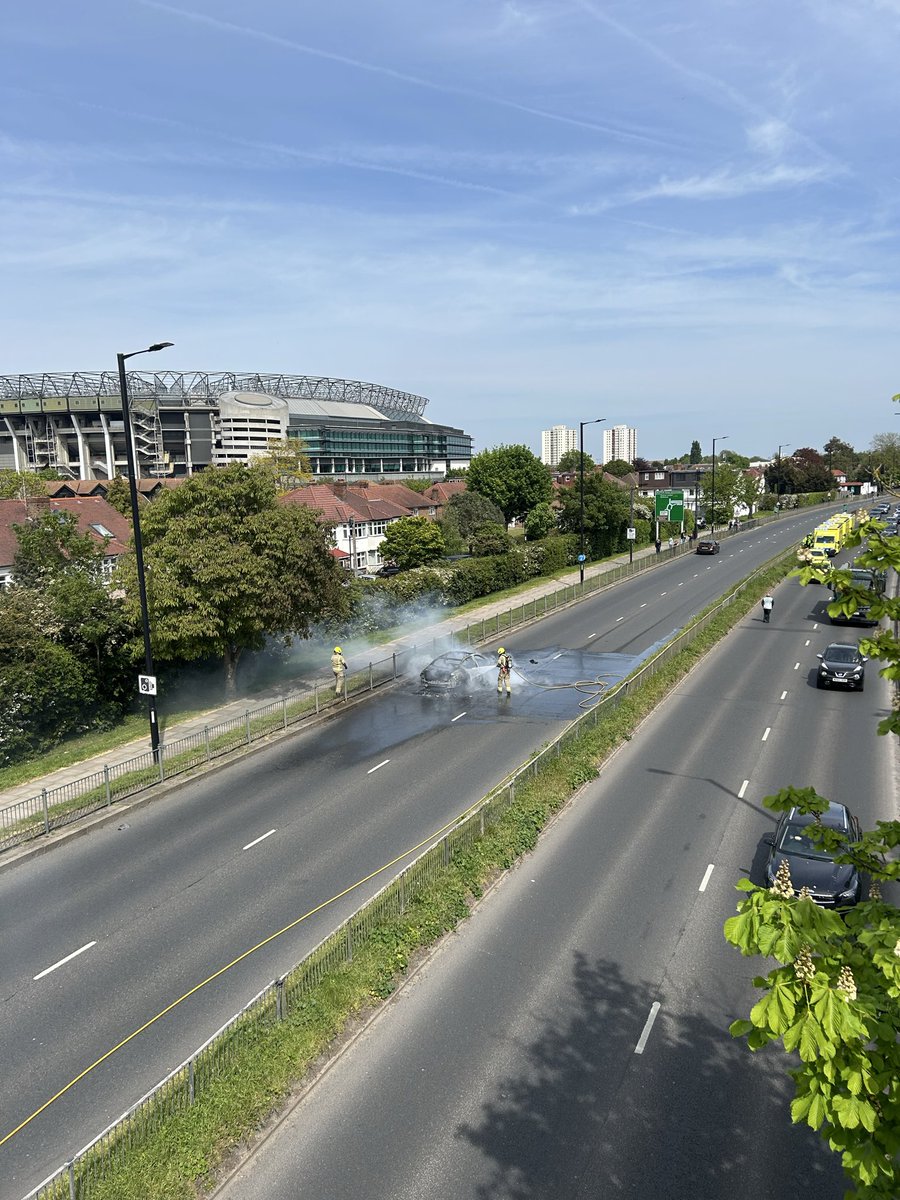 edward_gillin's tweet image. Well that was a terrifying sight for today’s run around Twickenham… Luckily no one was hurt, and the fire services did an incredibly brave job. But alarming to see car almost spontaneously combust

#fire #twickenham #accident #firebrigade #car