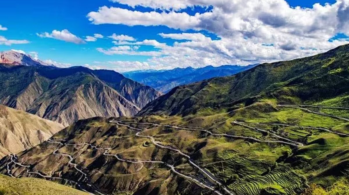 XzeokaX's tweet image. 10/12 🐲 At No. 2 is China’s Sichuan-Tibet Highway. It’s a brutal endurance test involving landslides, avalanches, and thin oxygen. Traffic jams can last for weeks, and the terrain is so unforgiving that it has claimed thousands of lives since its construction. #China #Exploring
