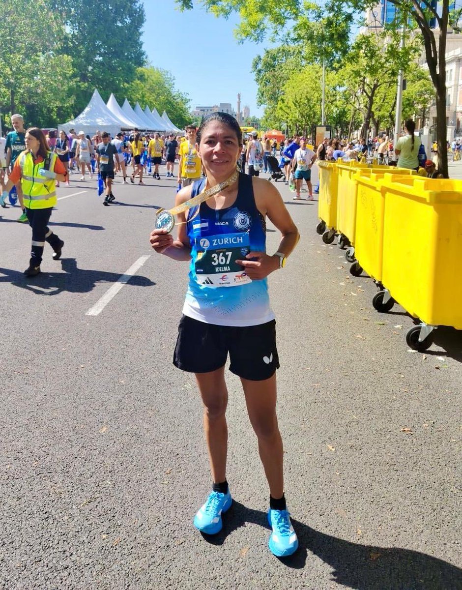 merino_monroy's tweet photo. Soldado salvadoreña rompe récord nacional de maratón tras 38 años. 

Idelma Lizeth Delgado estableció hoy nuevo récord nacional absoluto de maratón femenino con 2:47:32 en la Zurich Rock ‘n’ Roll Running Series de Madrid, finalizando novena entre 2,845 mujeres y superando, por fin, la marca de Kriscia Lorena García, de 2:49:34, vigente desde 1988. 

Su disciplina, constancia y preparación, junto al trabajo de su entrenador Lic. Sandoval, ponen en alto el azul y blanco de nuestra bandera y a nuestra @FUERZARMADASV. 

¡Felicidades, orgullo nacional! 🇸🇻
#Seguimos