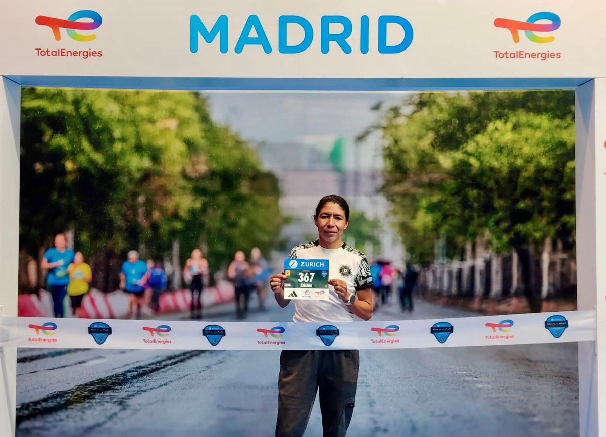 merino_monroy's tweet photo. Soldado salvadoreña rompe récord nacional de maratón tras 38 años. 

Idelma Lizeth Delgado estableció hoy nuevo récord nacional absoluto de maratón femenino con 2:47:32 en la Zurich Rock ‘n’ Roll Running Series de Madrid, finalizando novena entre 2,845 mujeres y superando, por fin, la marca de Kriscia Lorena García, de 2:49:34, vigente desde 1988. 

Su disciplina, constancia y preparación, junto al trabajo de su entrenador Lic. Sandoval, ponen en alto el azul y blanco de nuestra bandera y a nuestra @FUERZARMADASV. 

¡Felicidades, orgullo nacional! 🇸🇻
#Seguimos