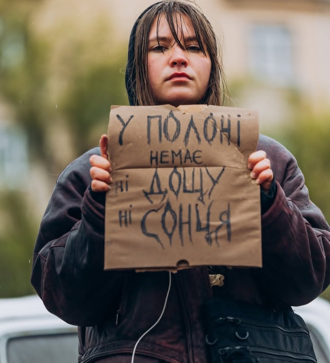Згадала про те, як мене помістили в СІЗО в Таганрозі :
навулиці йшов сильний дощ, мене привели в камеру-одіночку, де було ліжко, на яке зі стелі лилася вода від дощу, я на то глянула й подумала: спати сьогодні я точно не буду. Я сіла на залізну лавку і почала тихо плакати...