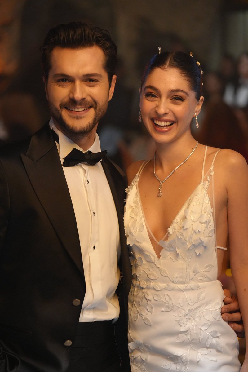 #CemreBaysel, eski rol arkadaşı #AlperenDuymaz ile setteki uyumunu anlattı: “O kadar iyi anlaşıyorduk ki gözlerimizle anlaşırdık. İnsanları çıldırttığımız, yönetmenimizin ve diğer oyuncuların 'Siz aranızda ne konuşuyorsunuz?' diye sorduğu anlar bile yaşandı.” (İbrahim Selim ile