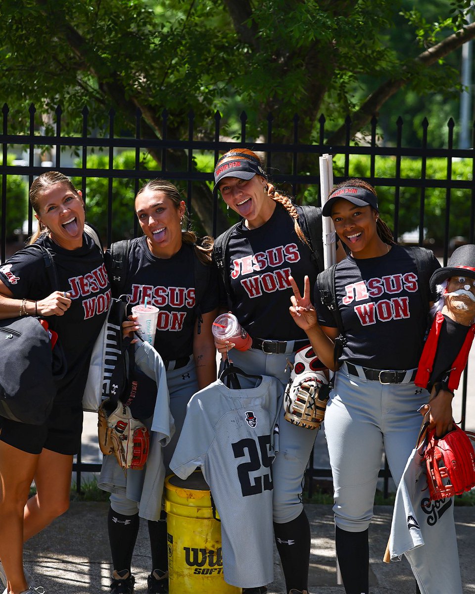 GovsSB's tweet photo. Govs in the house! 🎩🥎

#Team41 | #LetsGoPeay https://t.co/dJ7qpHyHby