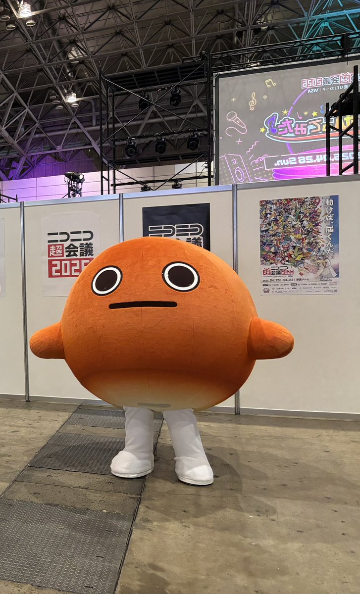 Sj8668's tweet photo. ニコニコ超会議2026.4.26
今年はボカニコ以外も見て周り。海上自衛隊の歌姫圧巻だった！ネオバタくん可愛い！そしてやっと芳田さんからアルバム買えた！月光ラプソディの頃からだけど念願だった。嬉しい！ボカニコもkzさんやっと見れた！良かった凄く良かった。最後TeddyLoidさんとの共演胸熱すぎた🥲 https://t.co/OHsrV9EJN0