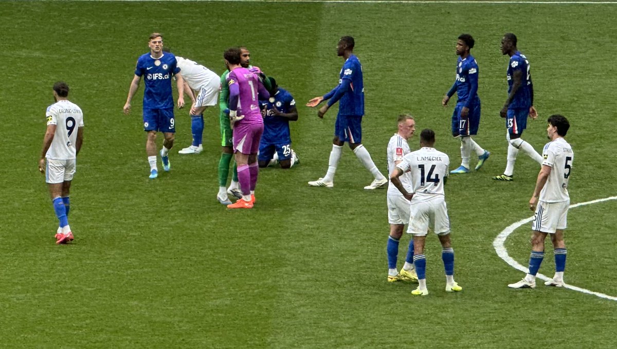 henrywinter's tweet image. Keepers embrace at full-time. Sanchez vital for Chelsea today. Unconvincing on occasion this season but outstanding here. Sensible in distribution, going long at times. Agile saves from Aaronsen &amp;amp; Stach, easier from DCL. Time-wasting annoying but under instruction #CHELEE #FACup