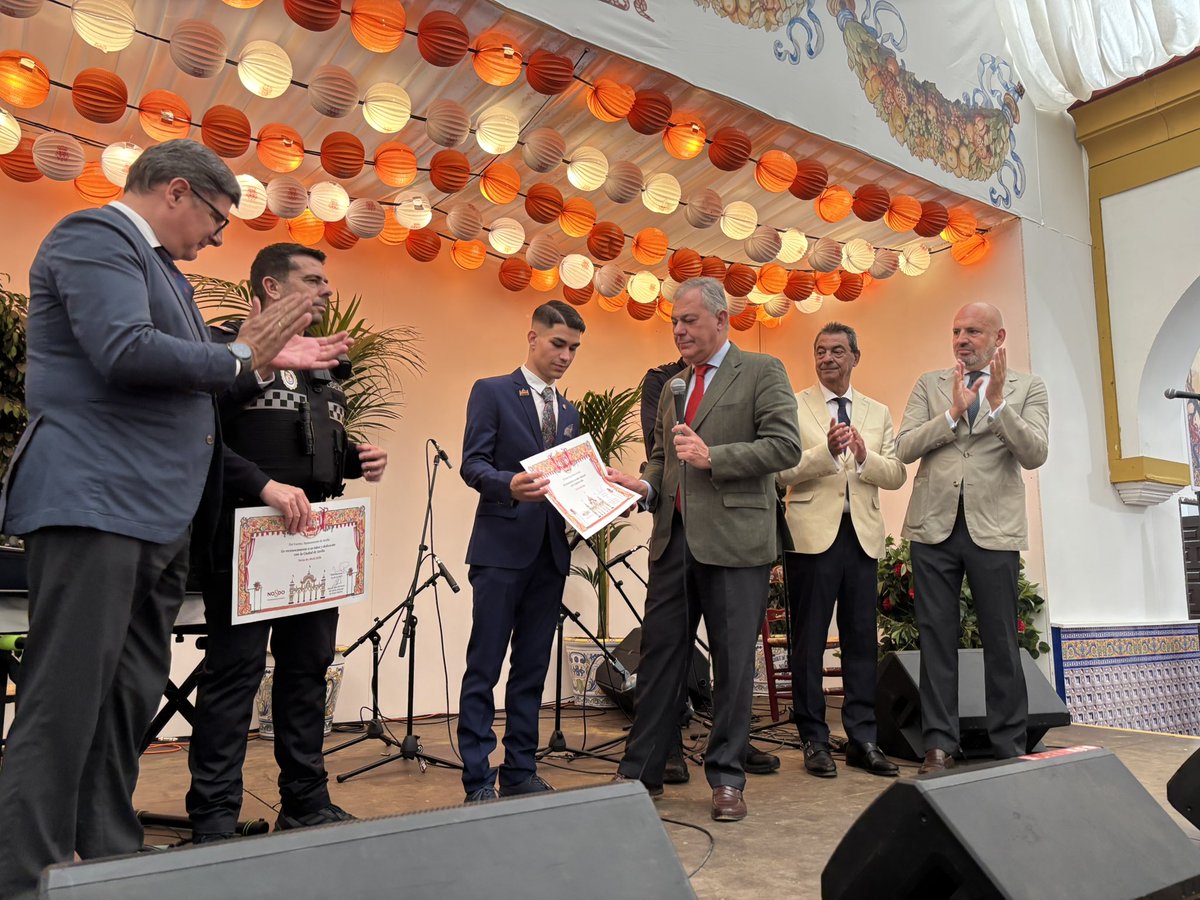 He tenido el honor de reconocer a quienes hacen posible que nuestra #FeriaSevilla26 funcione y, sobre todo, a quienes han salvado vidas estos días. 🙏

Quiero dar las gracias, de corazón, a todos los servicios públicos que han estado detrás de cada jornada
