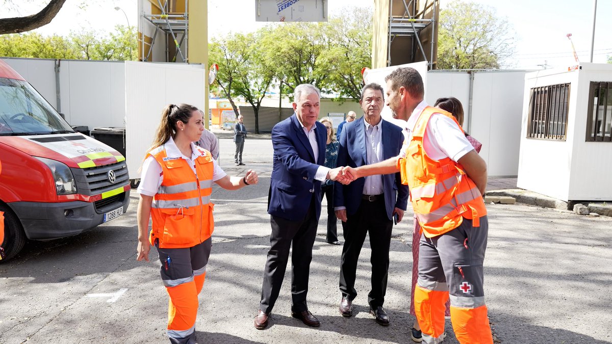 Hoy he querido destacar actuaciones que nos recuerdan el verdadero valor del servicio público. ✨

Y, por supuesto, al equipo de la Caseta Municipal: Su trabajo diario también sostiene esta Feria. 🏡✨