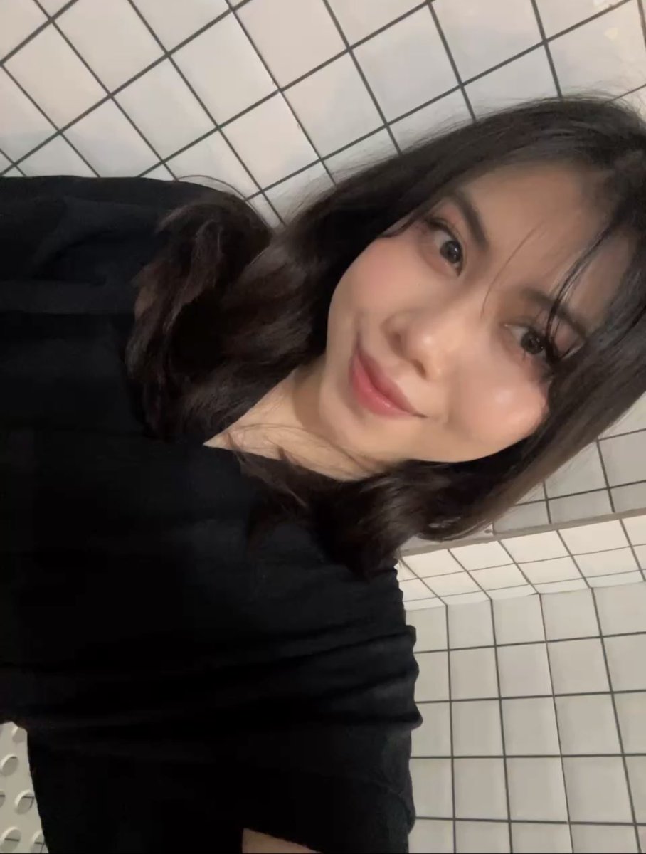 amtyra_'s tweet photo. Kadang ngrasa lebih suka berponi, tp poni gw susah diatur😭 https://t.co/RNEdKD9MbQ