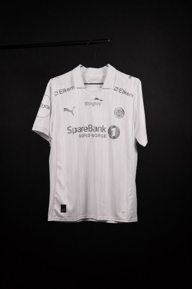 StratosGaming11's tweet photo. @Glimt Hvordan drakten burde sett ut🥈 https://t.co/X2Xr401Elc