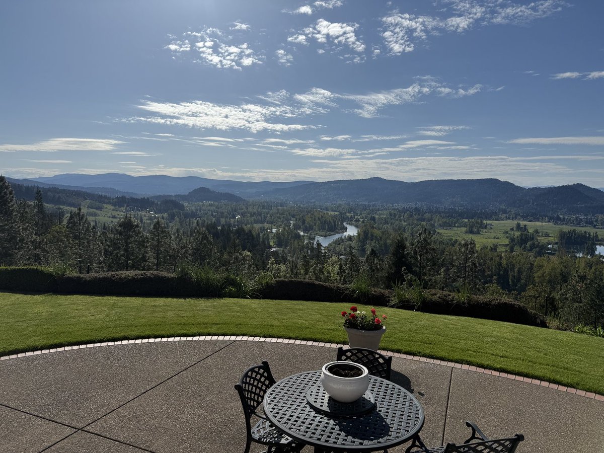 UKcoachbrooks's tweet photo. Never get tired of our view. McKenzie River looking good. https://t.co/5kk1rawwbg