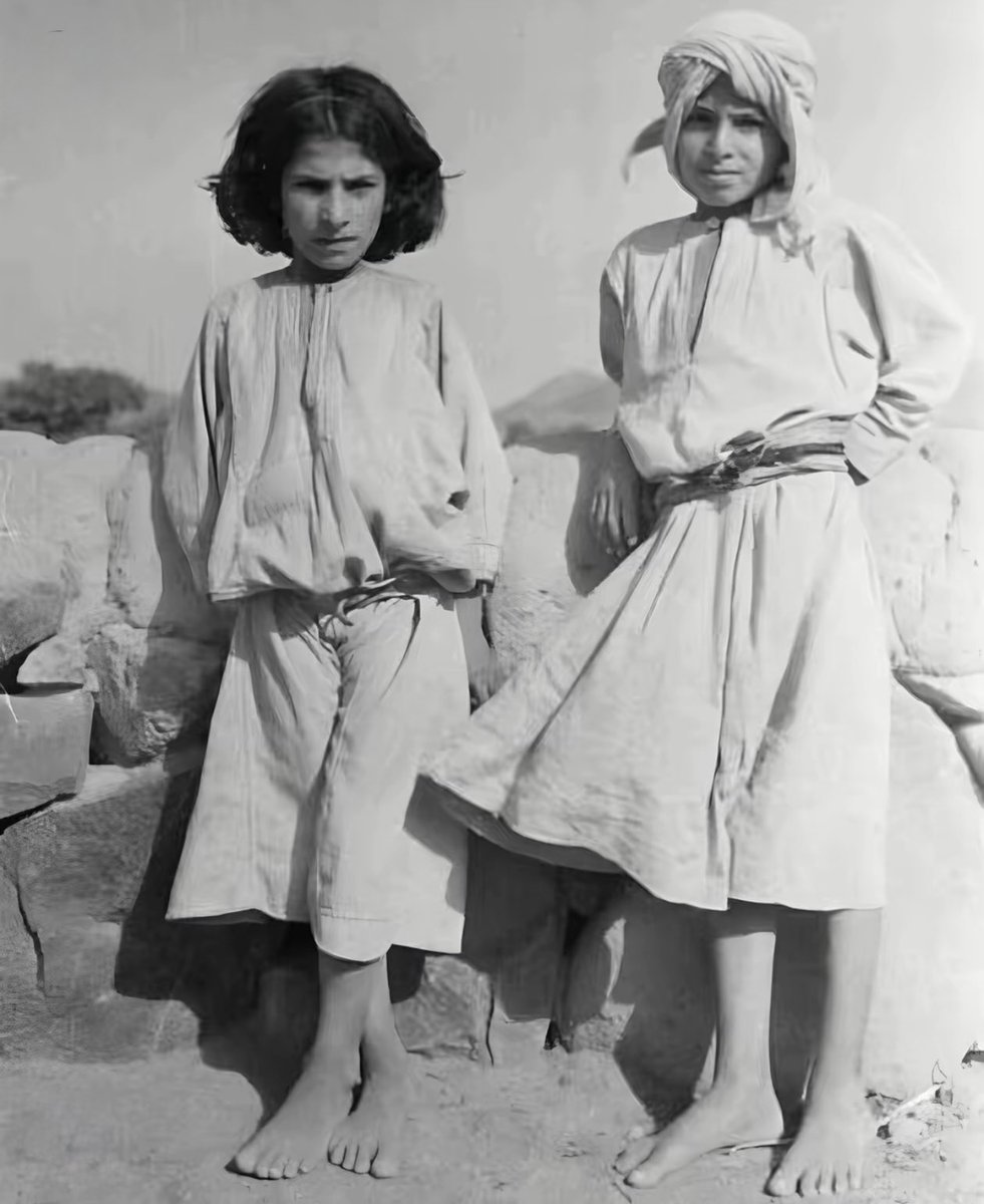 albyan_qh's tweet photo. صورة التقطت عام 1945 ميلادي لِصبين من قبيلة #قحطان في أحد رفيدة احدهما بالعمامه العربية بطريقة لبس العرب الاوائل 🚨 https://t.co/BPhvxRpuit