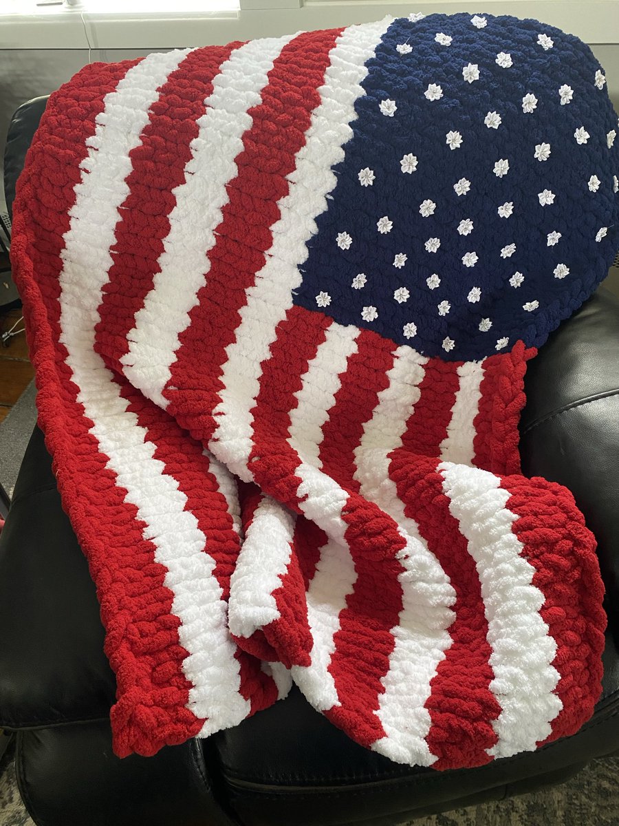 Dalton3252016's tweet image. #HappySunday ! Finished my American flag 🇺🇸 throw this morning! 
#ChunkyYarn
