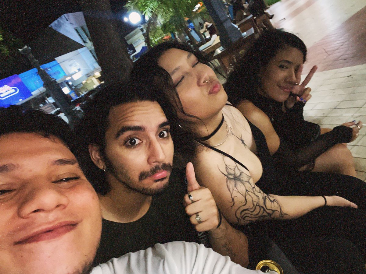 killingliez's tweet photo. 4 usuários de twitter bebendo sabado a noite oq poderia dar errado?¿ https://t.co/VyuhRuN8C4