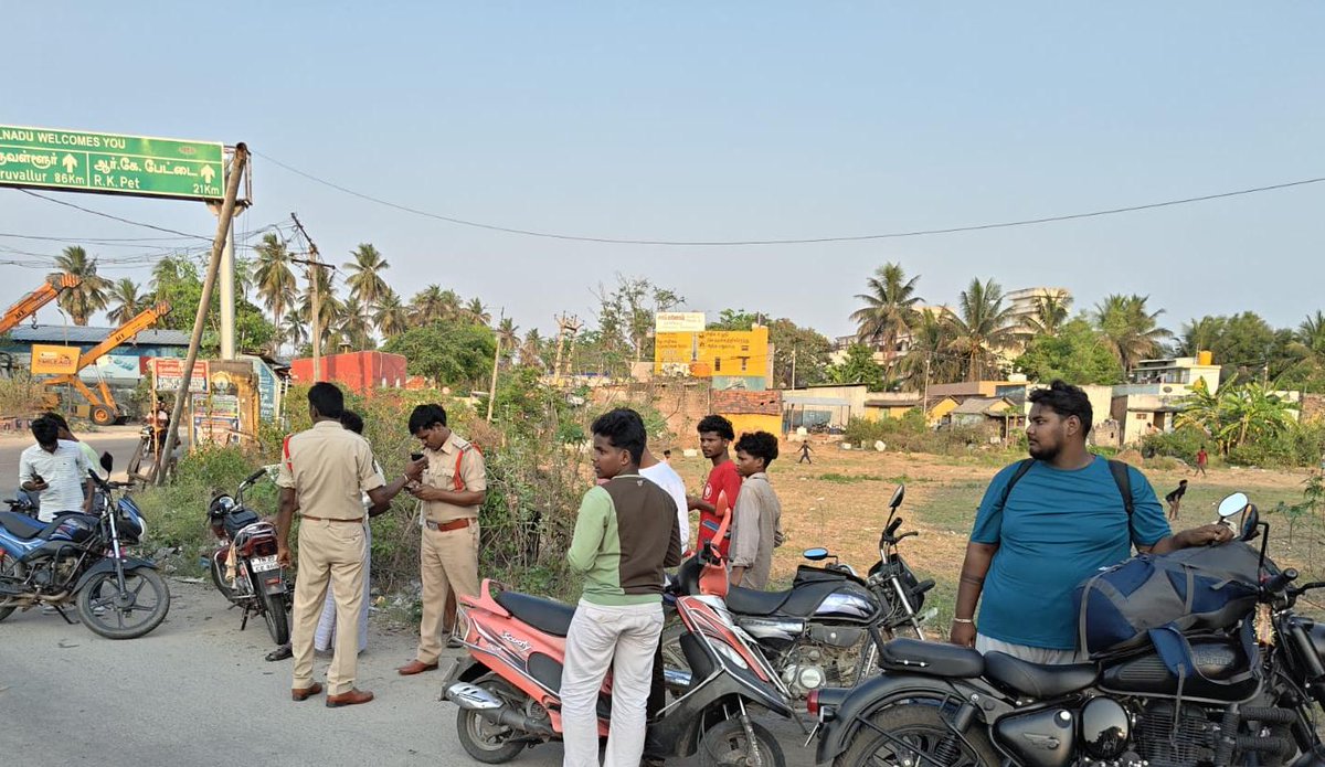 SPchittoor's tweet image. Today, the Circle Inspector of K. Nagar Police Station, along with staff, carried out visible policing at Kollagunta Cross. During the operation, road safety awareness was imparted to the public, @APPOLICE100 #roadsafety #trafficrules