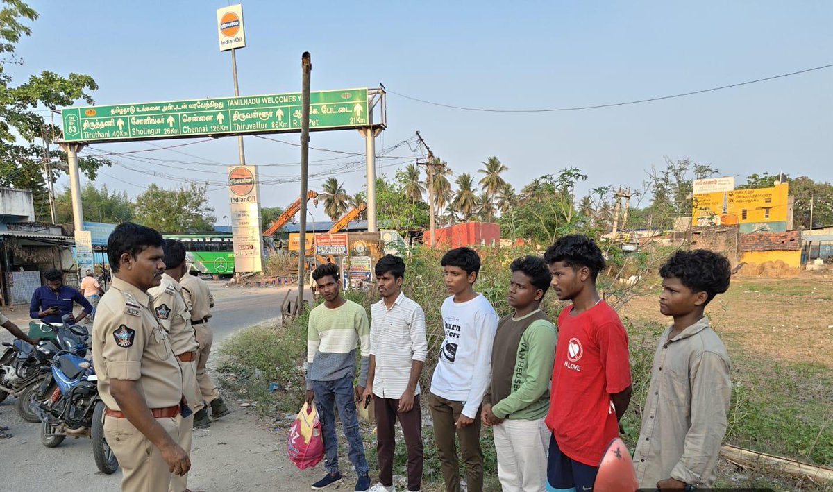 SPchittoor's tweet image. Today, the Circle Inspector of K. Nagar Police Station, along with staff, carried out visible policing at Kollagunta Cross. During the operation, road safety awareness was imparted to the public, @APPOLICE100 #roadsafety #trafficrules