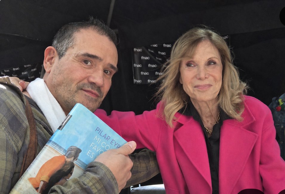 AlvaroGabor's tweet photo. Un año más en Sant Jordi 🌹📖 con la gran Pilar Eyre‼️ me encantó verte Pilar @pilareyre !!! Te mando un beso ya desde Hannover!!😘👋🏼 https://t.co/WSYe7lSphu