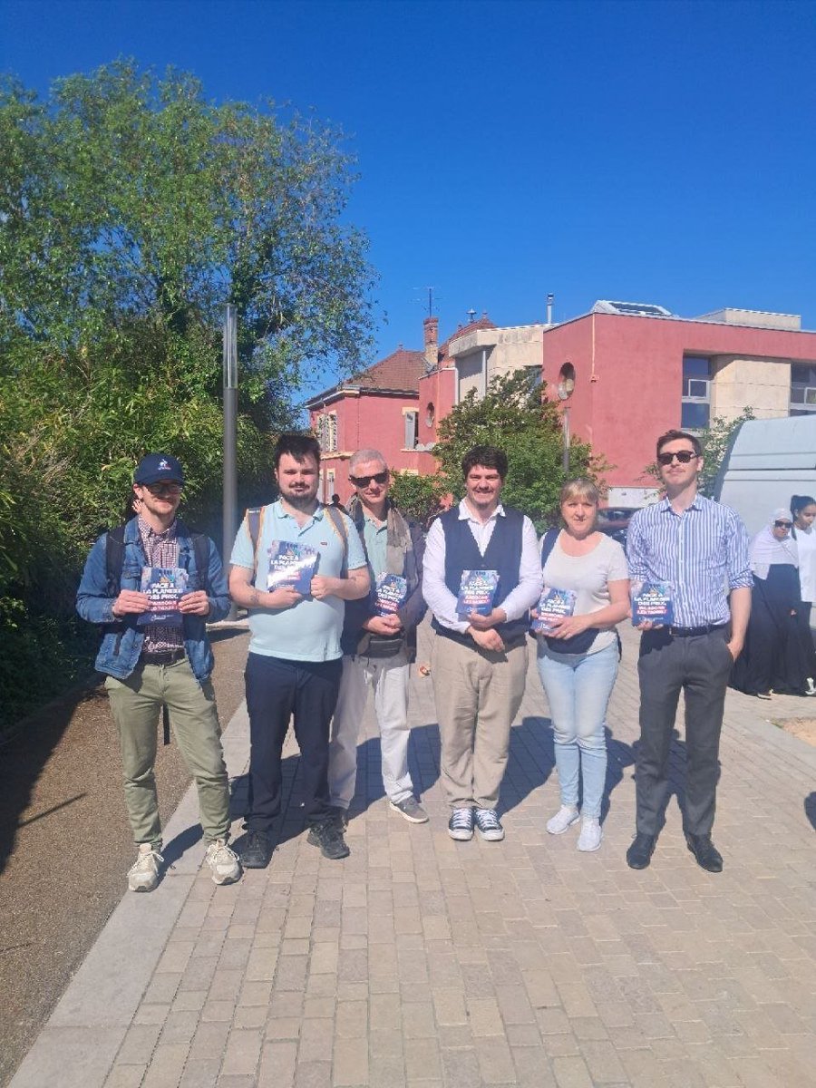 Cecile_Patout's tweet photo. Grâce aux militants ce matin, le #RN a redit aux habitants de #Oullins-#PierreBenite sa volonté de faire baisser les taxes sur le carburant. Les Français sont au bord de l'asphyxie, leurs entreprises avec eux.
Merci et bravo à eux! https://t.co/TIsgBbkgsJ
