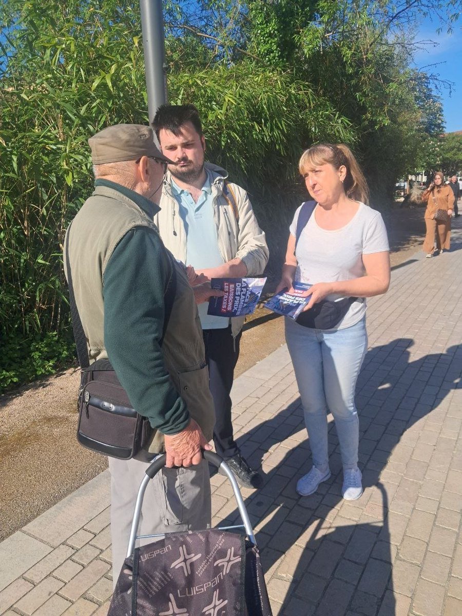 Cecile_Patout's tweet photo. Grâce aux militants ce matin, le #RN a redit aux habitants de #Oullins-#PierreBenite sa volonté de faire baisser les taxes sur le carburant. Les Français sont au bord de l'asphyxie, leurs entreprises avec eux.
Merci et bravo à eux! https://t.co/TIsgBbkgsJ