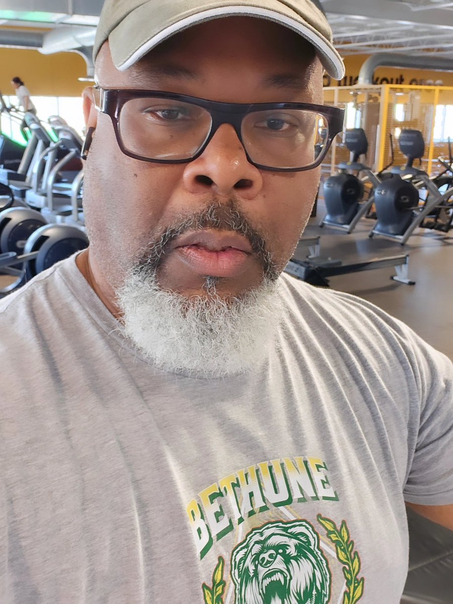 DwayneRyan8's tweet image. Back again with another Sunday morning workout. Chest and core for today. #NoExcuses