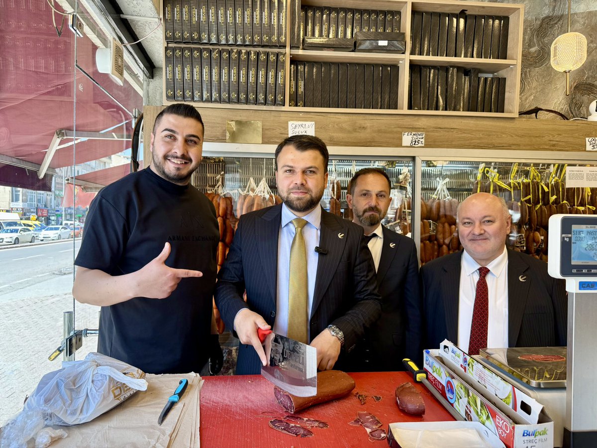 mfatihmujdeci's tweet photo. Ticaretin ve üretimin kalbi Kayseri’de esnafımızı ziyaret ettik, alın teriyle şehrine ve ülkesine değer katan kıymetli esnafımıza hayırlı ve bereketli kazançlar diledik. https://t.co/Ksh85G05hp