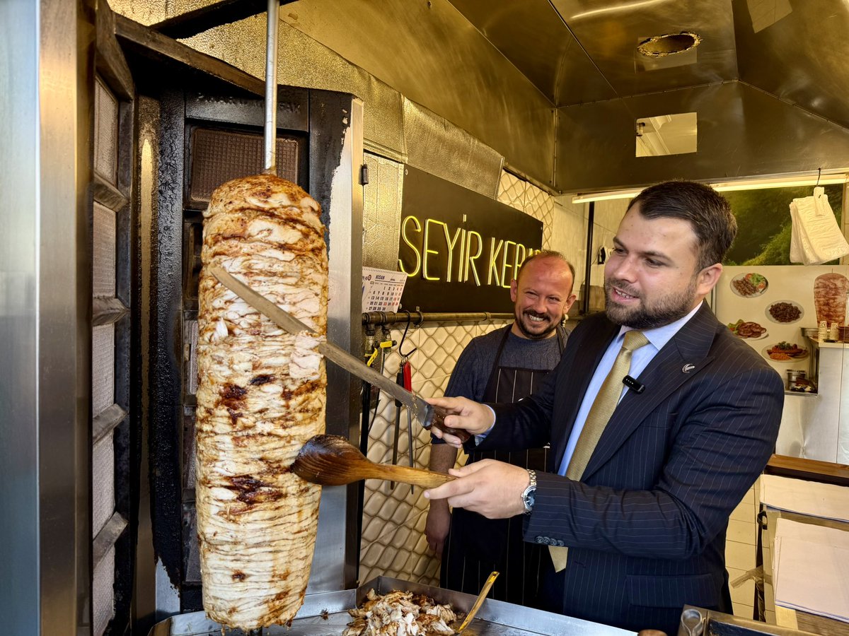 mfatihmujdeci's tweet photo. Ticaretin ve üretimin kalbi Kayseri’de esnafımızı ziyaret ettik, alın teriyle şehrine ve ülkesine değer katan kıymetli esnafımıza hayırlı ve bereketli kazançlar diledik. https://t.co/Ksh85G05hp
