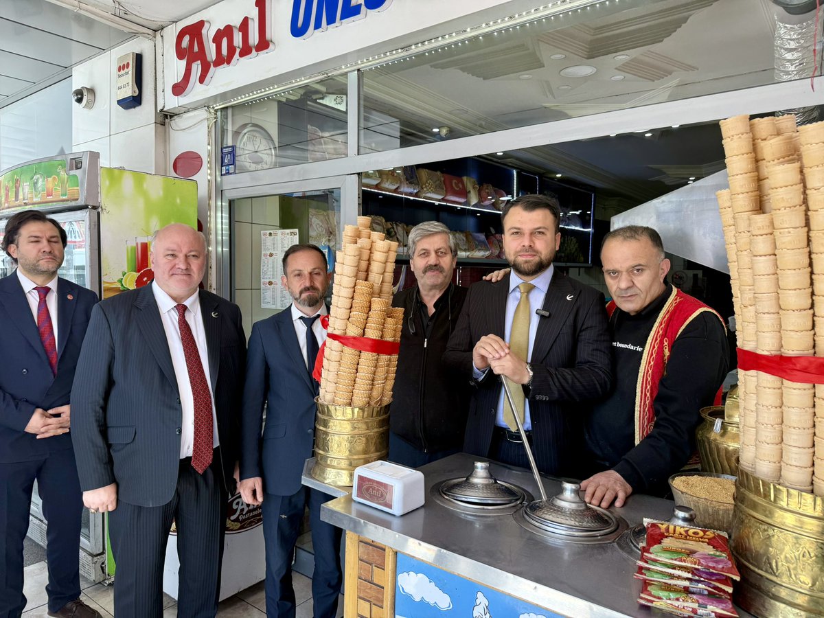 mfatihmujdeci's tweet photo. Ticaretin ve üretimin kalbi Kayseri’de esnafımızı ziyaret ettik, alın teriyle şehrine ve ülkesine değer katan kıymetli esnafımıza hayırlı ve bereketli kazançlar diledik. https://t.co/Ksh85G05hp