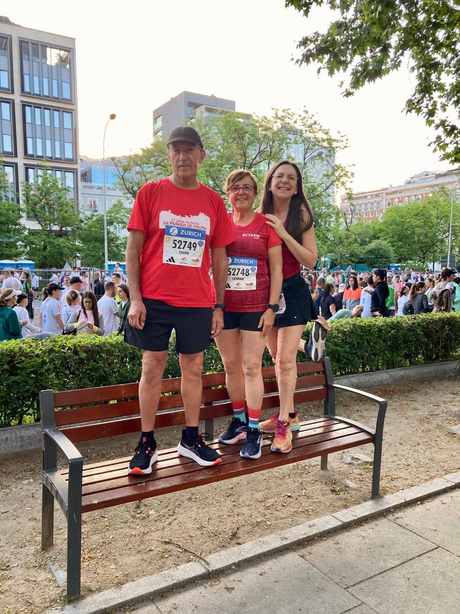 BCteam_'s tweet photo. Grandes momentos los que hemos vivido hoy en el @RNRmadmaraton

El @BCteam_ dándolo todo en el 10K + 21K + 42K 🙌✊🎉 #estonosepara https://t.co/0XS2kvnOdG