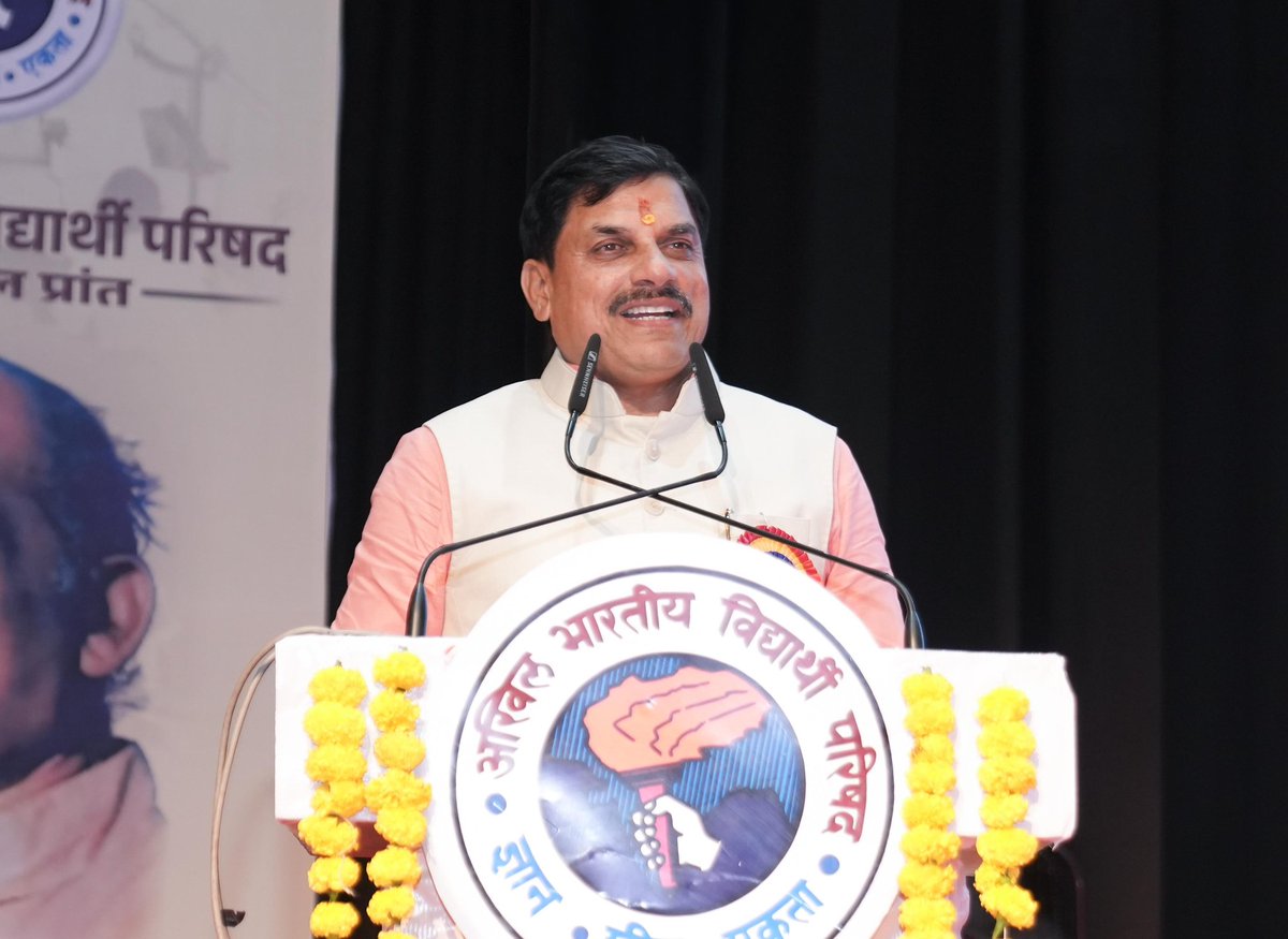 DrMohanYadav51's tweet photo. आज जबलपुर में अखिल भारतीय विद्यार्थी परिषद, महाकोशल प्रांत द्वारा स्व. यशवंतराव जी केलकर की जन्मशती पर आयोजित विशेष कार्यक्रम में विचार साझा किए।

स्व. केलकर जी ने अपना संपूर्ण जीवन संगठन को गढ़ने और राष्ट्र सेवा में समर्पित किया। उनका ध्येयनिष्ठ जीवन और विचार हम सभी के लिए प्रेरणा का स्रोत है।

परिषद एक परिवार की तरह है, जिसने करोड़ों कार्यकर्ताओं को सामाजिक समरसता और ‘राष्ट्र प्रथम’ का संस्कार दिया है।

इस अवसर पर अभाविप के राष्ट्रीय अध्यक्ष डॉ. रघुराज किशोर तिवारी जी, सेंट्रल जोन के संगठन मंत्री श्री @ChetasSukhadia जी एवं अन्य गणमान्य जनप्रतिनिधि उपस्थित रहे।

@ABVPVoice