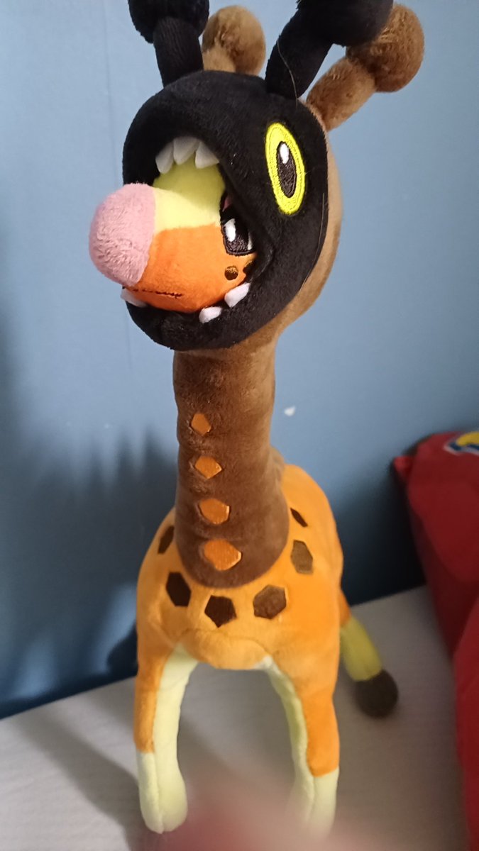 J'ai acheté une peluche du Pokemon Farigiraf, ma mère m'a dit que c'etait Sophie la giraffe avec un Hijab...