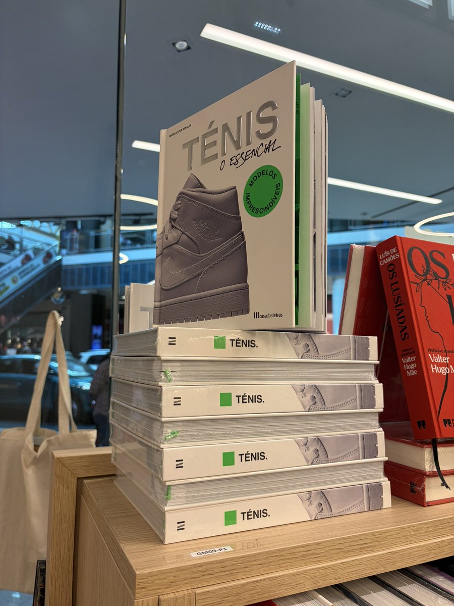 Na Bertrand do Norteshopping estão a vender livros em Mouro: