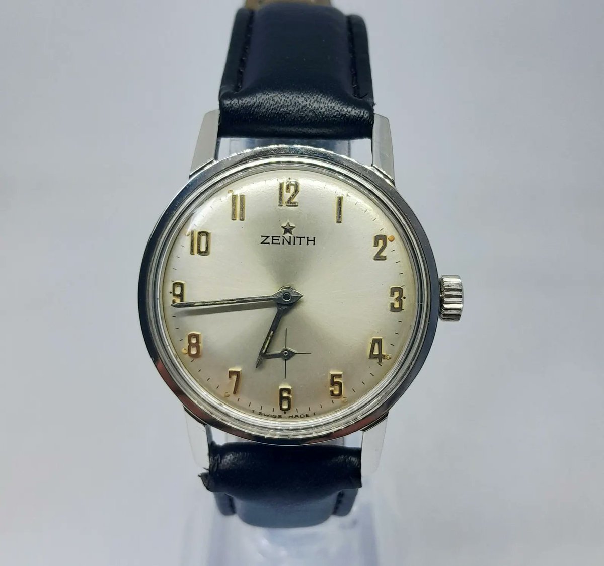 AlexanderF3266's tweet photo. Swiss watch Zenith made in 1960s.

Mechanical watch with movement caliber 2531.

All parts are original.

The watch is in very good working and visual condition - see the photos.

Case: stainless steel;

lug to lug 42mm;

width with crown 38mm

Comes with a new leather strap. https://t.co/z3H6DYRP41