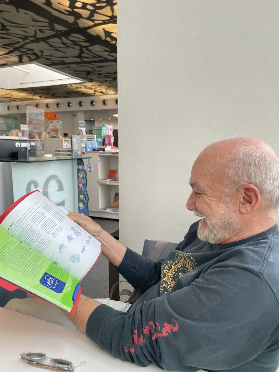 dalcarreno's tweet photo. Gracias Ale y @dataMares por darnos la oportunidad de dar una probadita del libro “Conoce algunas especies mexicanas en peligro ¡y cómo podemos apoyarlas!” de @Clemenflays, Ale Medellín y Mariana Aguila. 
En breve en @penguinlibrosmx 
Gracias @rodrigomedellin 🦇por tu entusiasmo! https://t.co/dL4pzfy8x5
