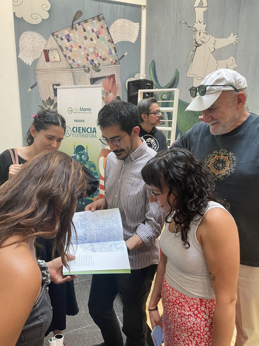dalcarreno's tweet photo. Gracias Ale y @dataMares por darnos la oportunidad de dar una probadita del libro “Conoce algunas especies mexicanas en peligro ¡y cómo podemos apoyarlas!” de @Clemenflays, Ale Medellín y Mariana Aguila. 
En breve en @penguinlibrosmx 
Gracias @rodrigomedellin 🦇por tu entusiasmo! https://t.co/dL4pzfy8x5
