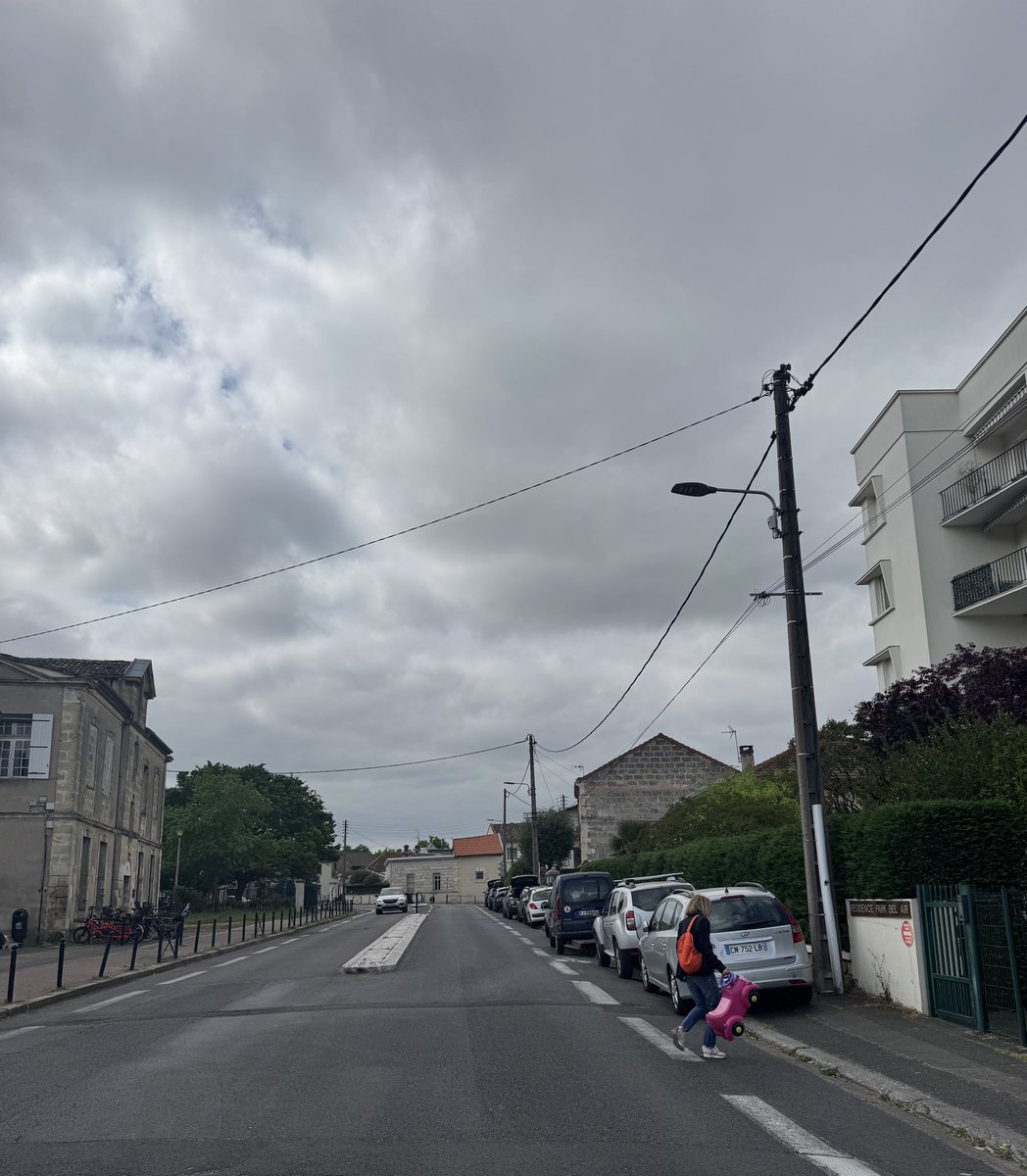 Creuselazur's tweet image. @T_Cazenave bonjour. Quand allez-vous permettre aux piétons d’utiliser les trottoirs et les pistes cyclables plutôt que les bagnoles merci? Y’en a MARRE. @gcum_fr @SO_Bordeaux @Bordeaux #Bordeaux #GCUM
