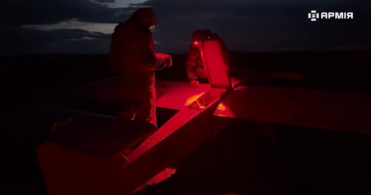 NOELreports's tweet image. The Ukrainian 422nd Separate Unmanned Systems Regiment is utilizing the "Zozulya" UAV, a long-range drone capable of carrying a 50kg warhead up to 1100km. The drone, first presented in 2025, is being used by the unit for mid-strike engagements. #Ukraine