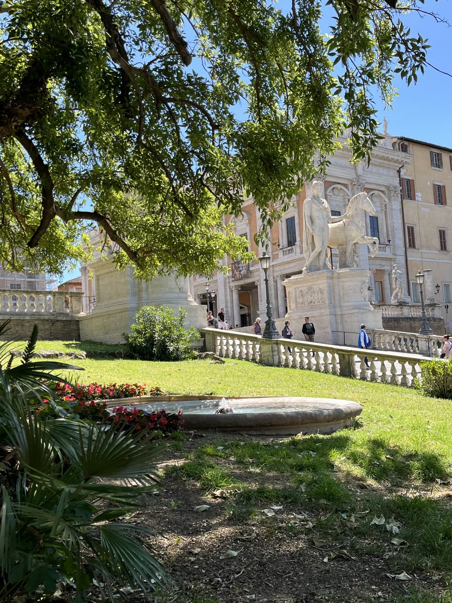 caputmundiHeidi's tweet image. Oggi ho avuto il piacere di salire in Piazza Campidoglio lungo un sentiero inaugurato di recente… 

Sotto il pergolato e tra Santa Maria in Aracoeli e la Cordonata… 

Faceva fresco all'ombra 😎
#Roma 🤍