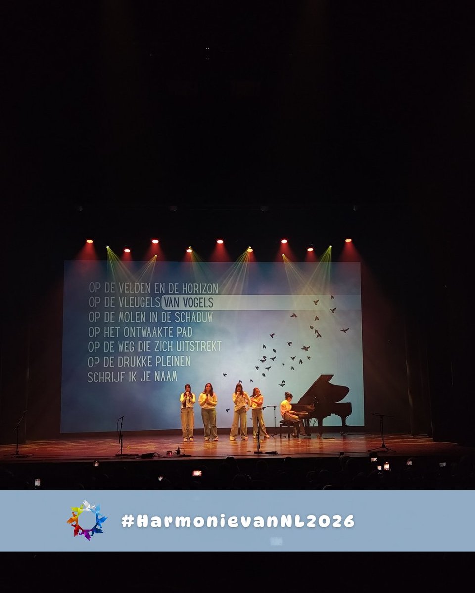 Harmonie_van_NL's tweet photo. De jongeren die met een prachtige duet extra betekenis geven aan het nummer “Ey Özgürlük” staan nu op het podium voor jullie 🎤✨

Ze brengen emotie en energie naar ons podium, geniet ervan 👏🎶😊

#HarmonievanNL2026 https://t.co/2qxfmHa83D