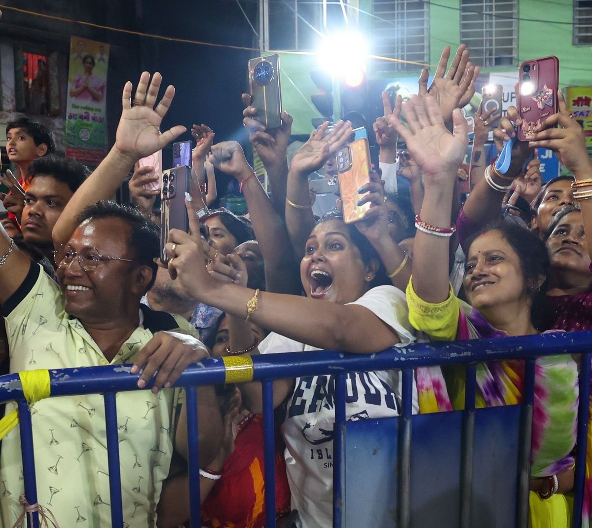 TajinderBagga's tweet photo. Historic roadshow by PM Modi in Kolkata, and the message is loud and clear. Massive turnout, especially women across all age groups, stepping out in huge numbers. When women come out like this, it’s not just support, it’s a signal that the ground is shifting. https://t.co/aGZxZ4M1Eg