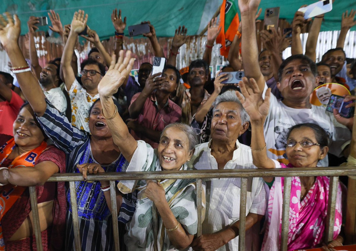 TajinderBagga's tweet photo. Historic roadshow by PM Modi in Kolkata, and the message is loud and clear. Massive turnout, especially women across all age groups, stepping out in huge numbers. When women come out like this, it’s not just support, it’s a signal that the ground is shifting. https://t.co/aGZxZ4M1Eg