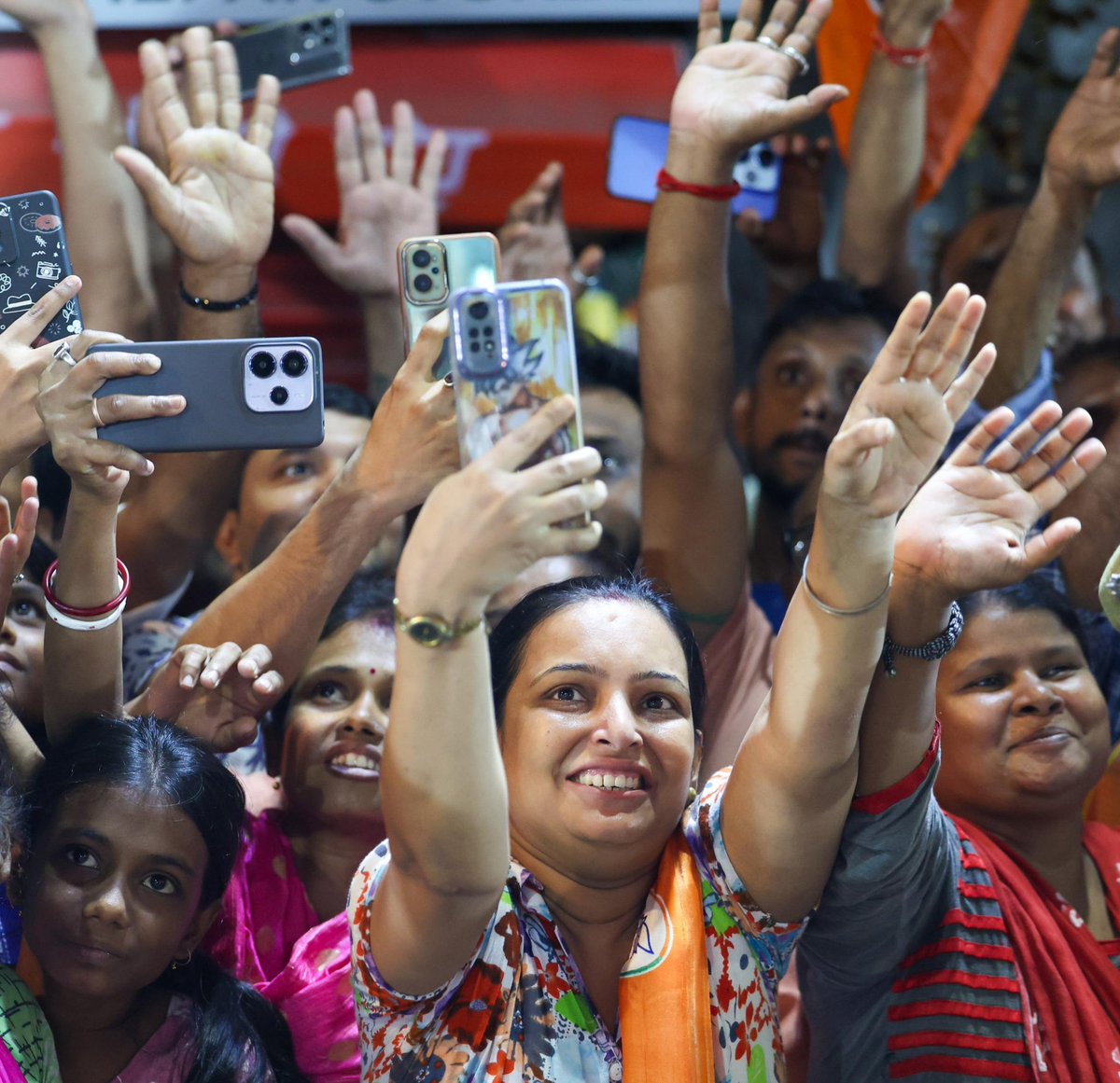 TajinderBagga's tweet photo. Historic roadshow by PM Modi in Kolkata, and the message is loud and clear. Massive turnout, especially women across all age groups, stepping out in huge numbers. When women come out like this, it’s not just support, it’s a signal that the ground is shifting. https://t.co/aGZxZ4M1Eg