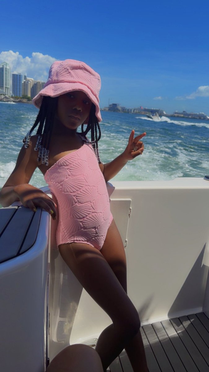 Lira Mercer tweet media