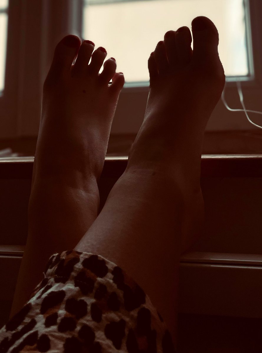 VelvetTouch92's tweet photo. Soft light, bare feet, and a moment just for those who notice the little details 👣✨
If you know… you know. Come closer.

#FeetFetish #FootLovers #BarefootVibes #FetishCommunity #Toes #SoftAesthetic #KinkTwitter #Desire #18Plus #HiddenBeauty https://t.co/JC5uwFPfp8