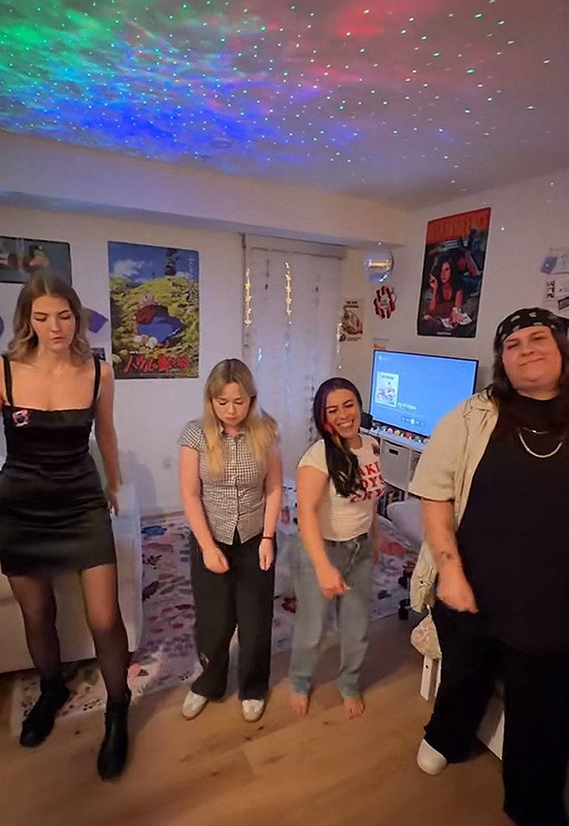 l4uraxox's tweet image. noticed up all night playing in the bg of kaylie’s tiktok #ThankYou