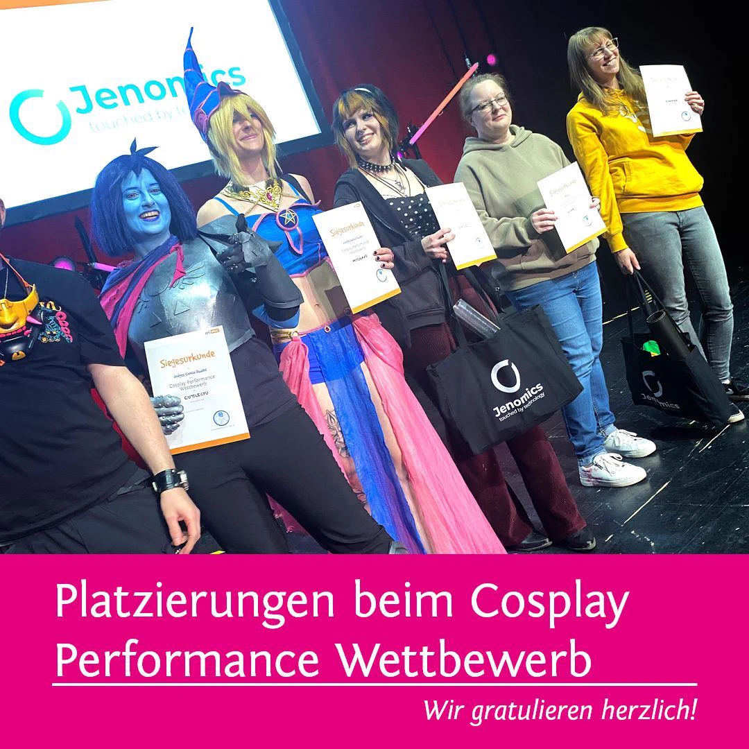 Eine Gruppe an fünf glücklichen Cosplayer:innen die mit einem Lächeln ihre Preise und Urkunden der Kamera 