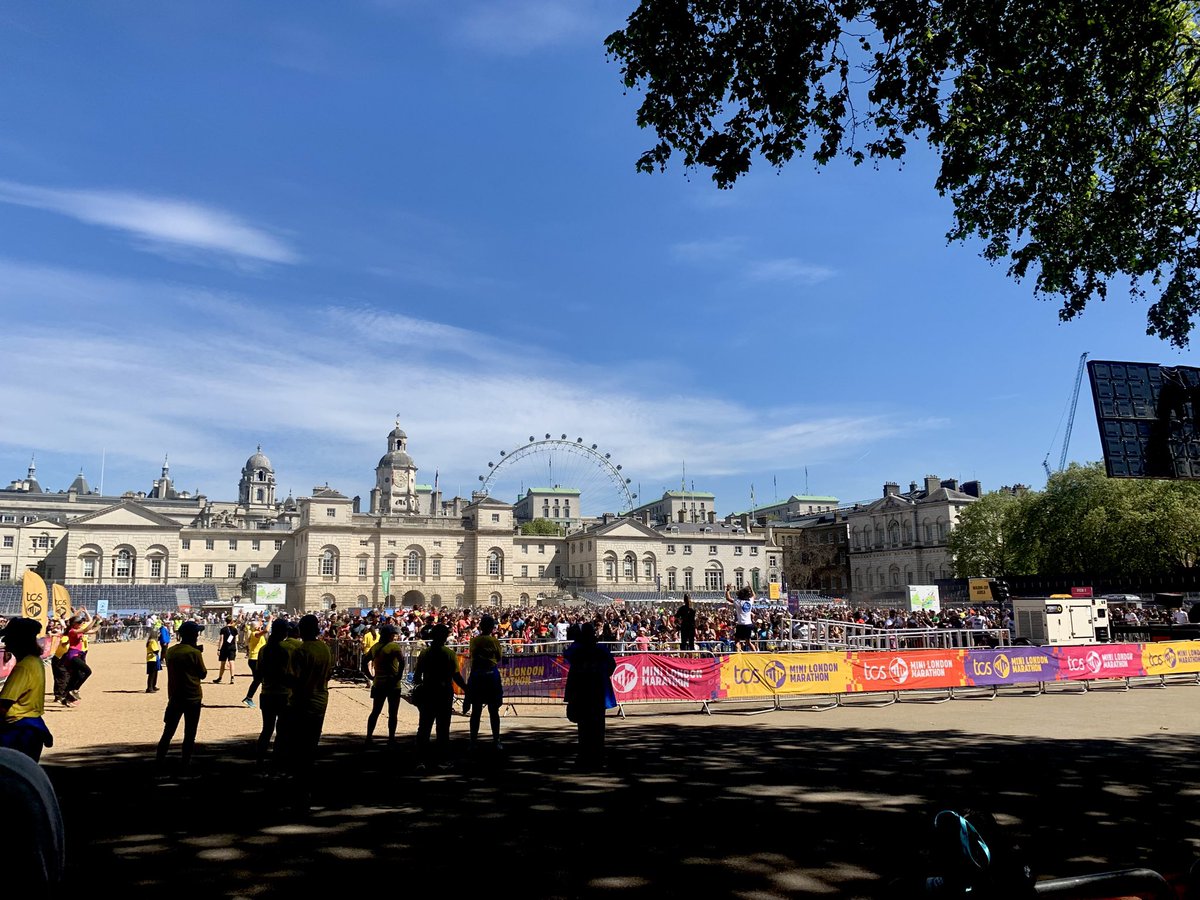ruths_gallery's tweet image. A few clouds appeared over deep blue skies at Twickenham and London this weekend. 

Especially love the first one as we waited for a bus on our way to London yesterday. 

#clouds #twickenham #london @SallyWeather